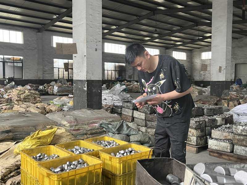 Piezas en bruto en el almacén, según la orden de producción de piezas en bruto